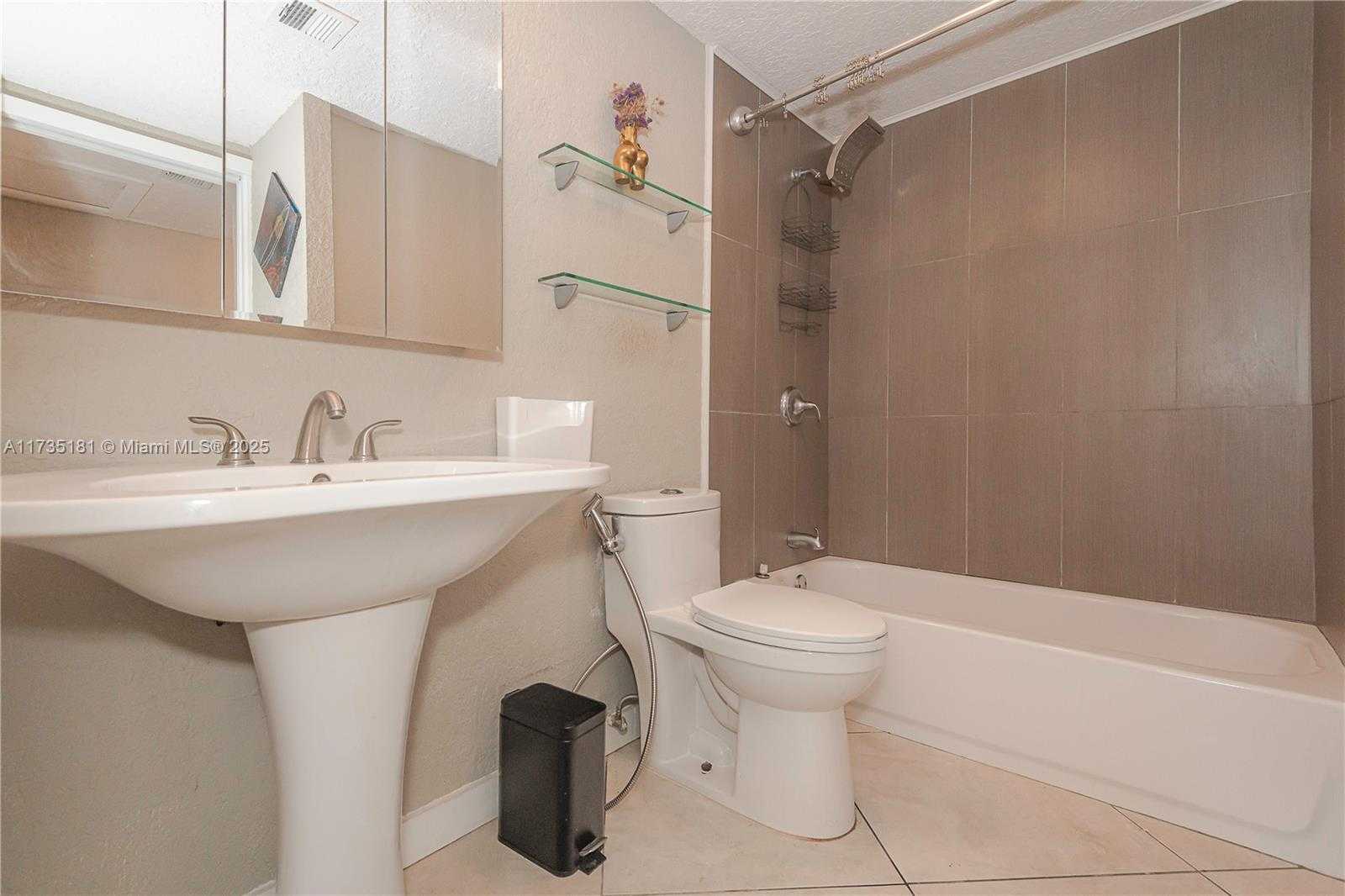 Small Image of 11111 BISCAYNE BLVD #1G/116, Miami Number 4