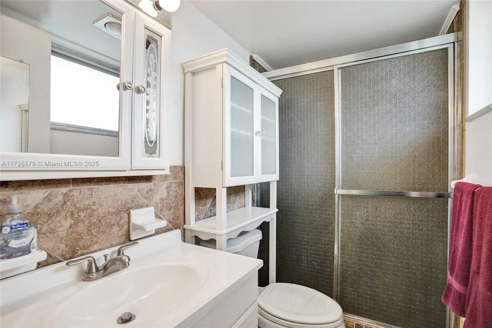 Small Image of 1100 HILLCREST CT #302, Hollywood Number 10