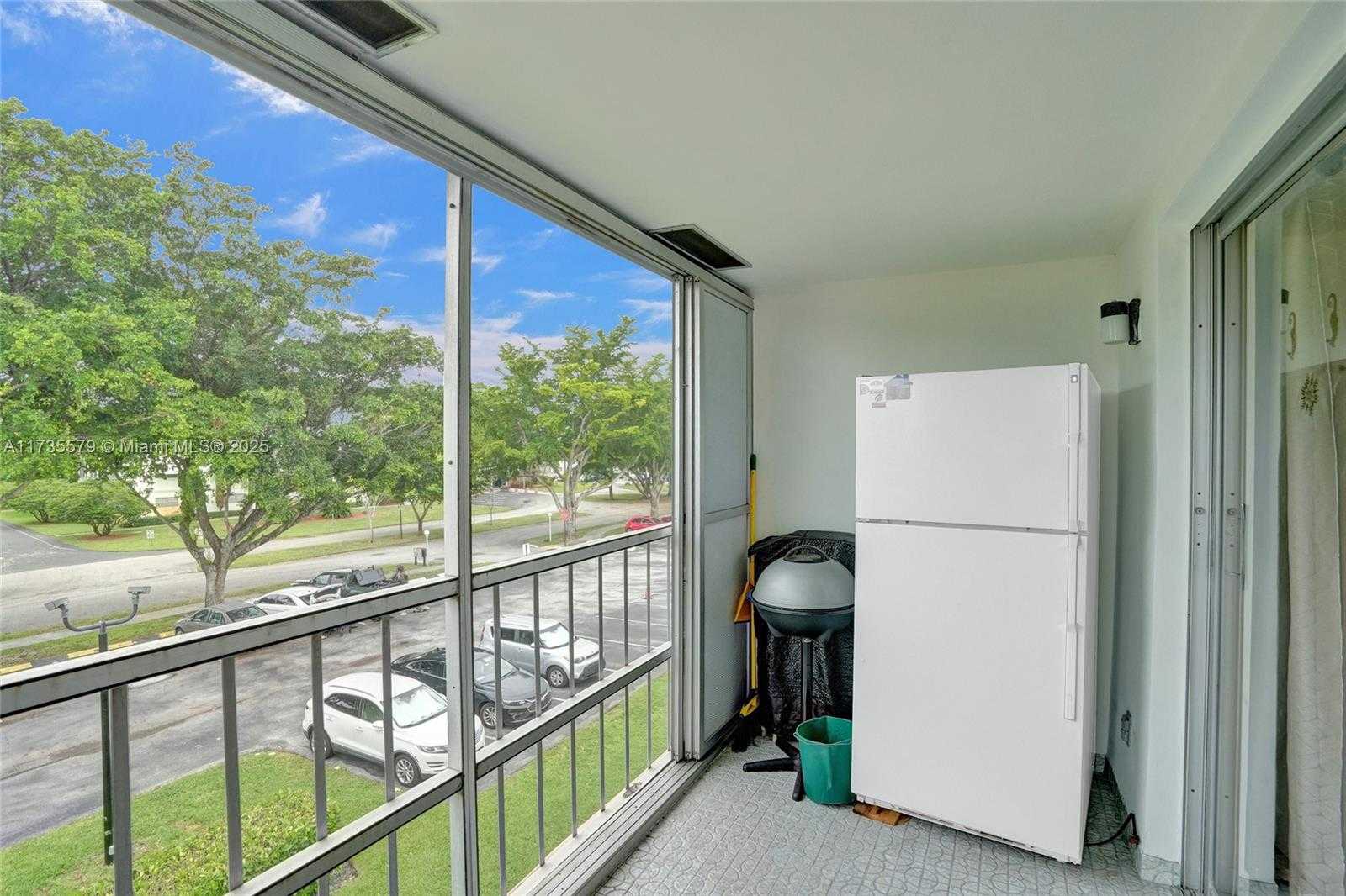 Small Image of 1100 HILLCREST CT #302, Hollywood Number 16