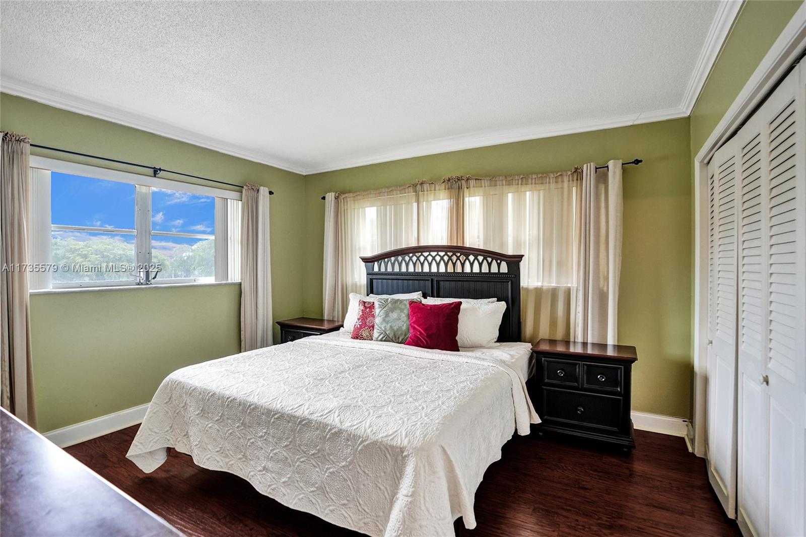 Small Image of 1100 HILLCREST CT #302, Hollywood Number 2