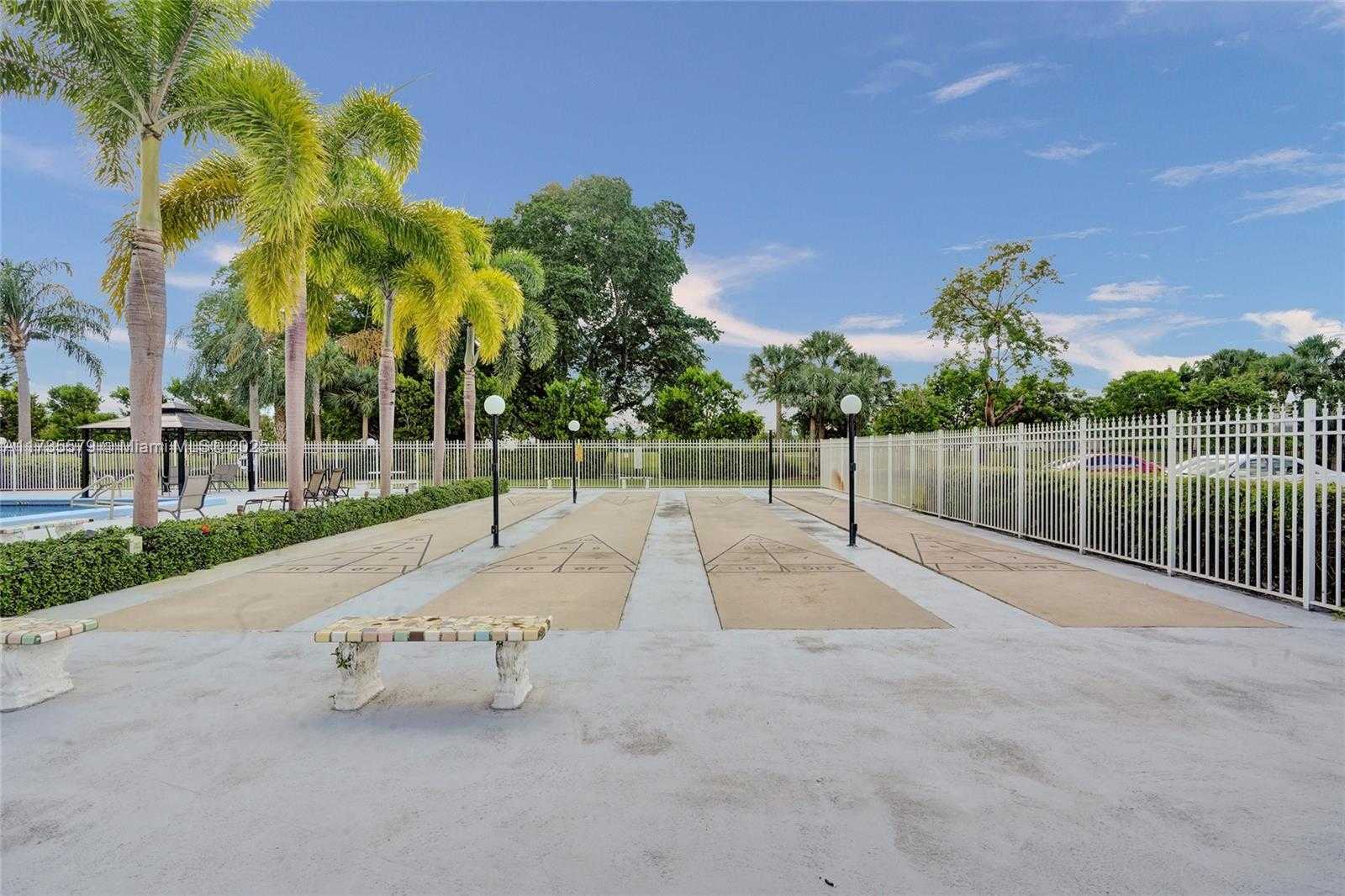 Small Image of 1100 HILLCREST CT #302, Hollywood Number 28