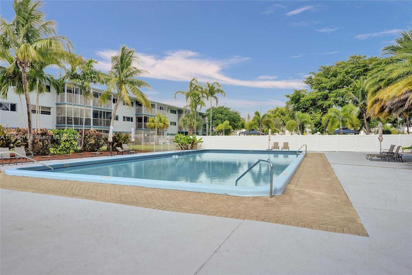 Small Image of 1100 HILLCREST CT #302, Hollywood Number 31