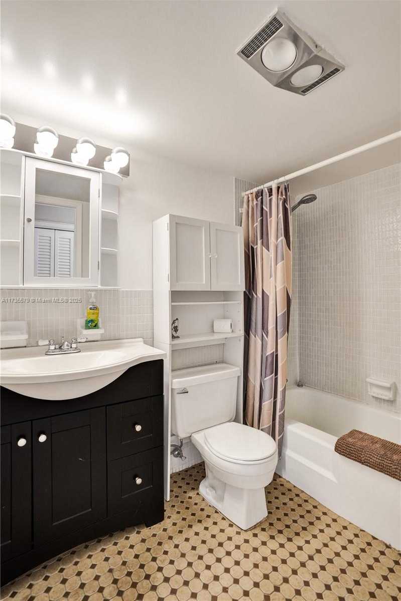Small Image of 1100 HILLCREST CT #302, Hollywood Number 8