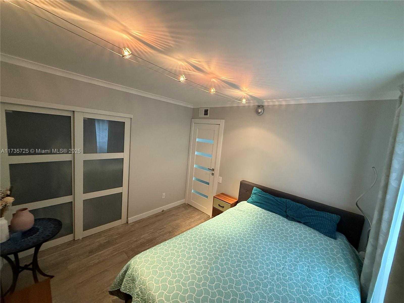 Small Image of 5274 NE 6th Ave, Fort Lauderdale, FL 33334, USA Number 20