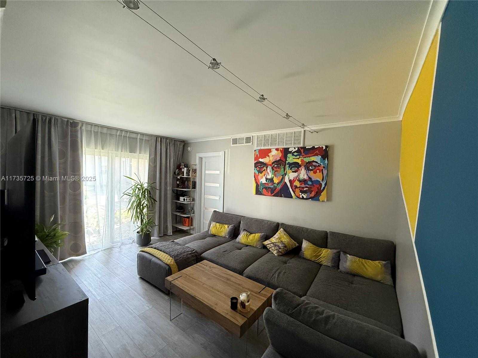 Small Image of 5274 NE 6th Ave, Fort Lauderdale, FL 33334, USA Number 7