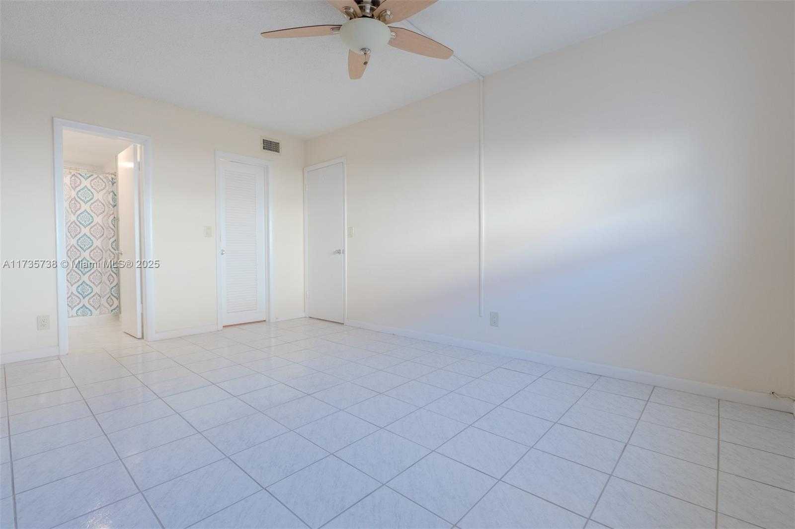 Small Image of 580 EGRET DR #119, Hallandale Beach Number 7