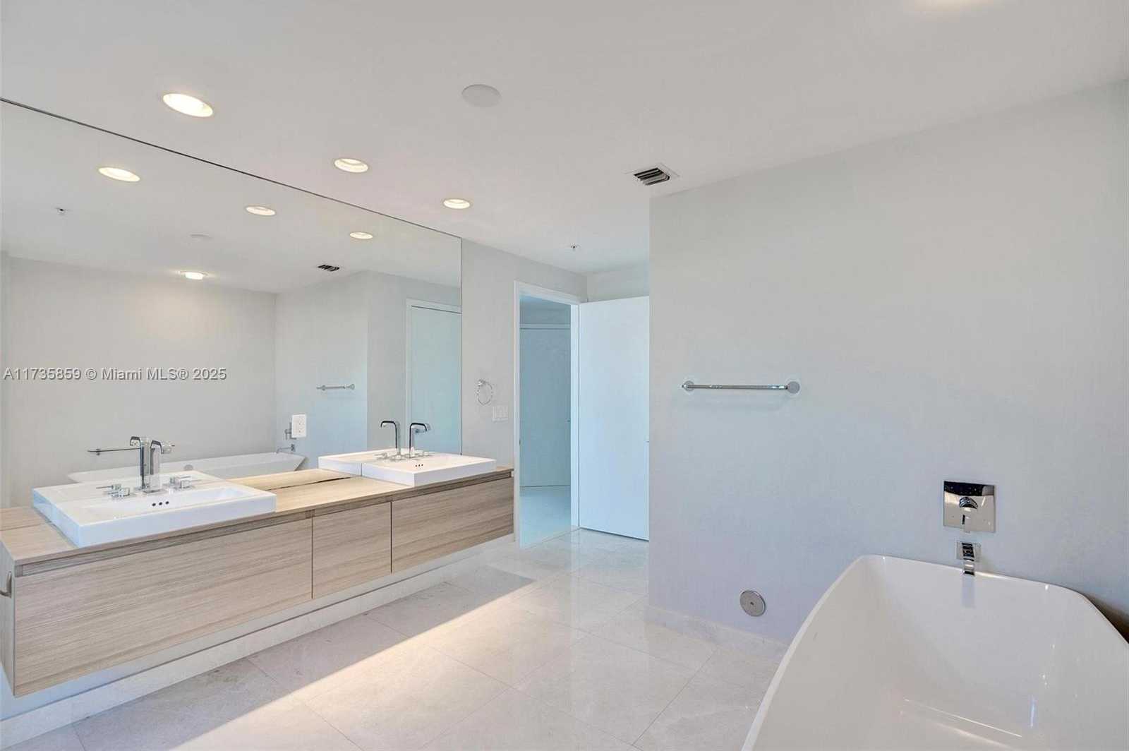 Small Image of 17301 BISCAYNE BLVD #708, North Miami Beach Number 15