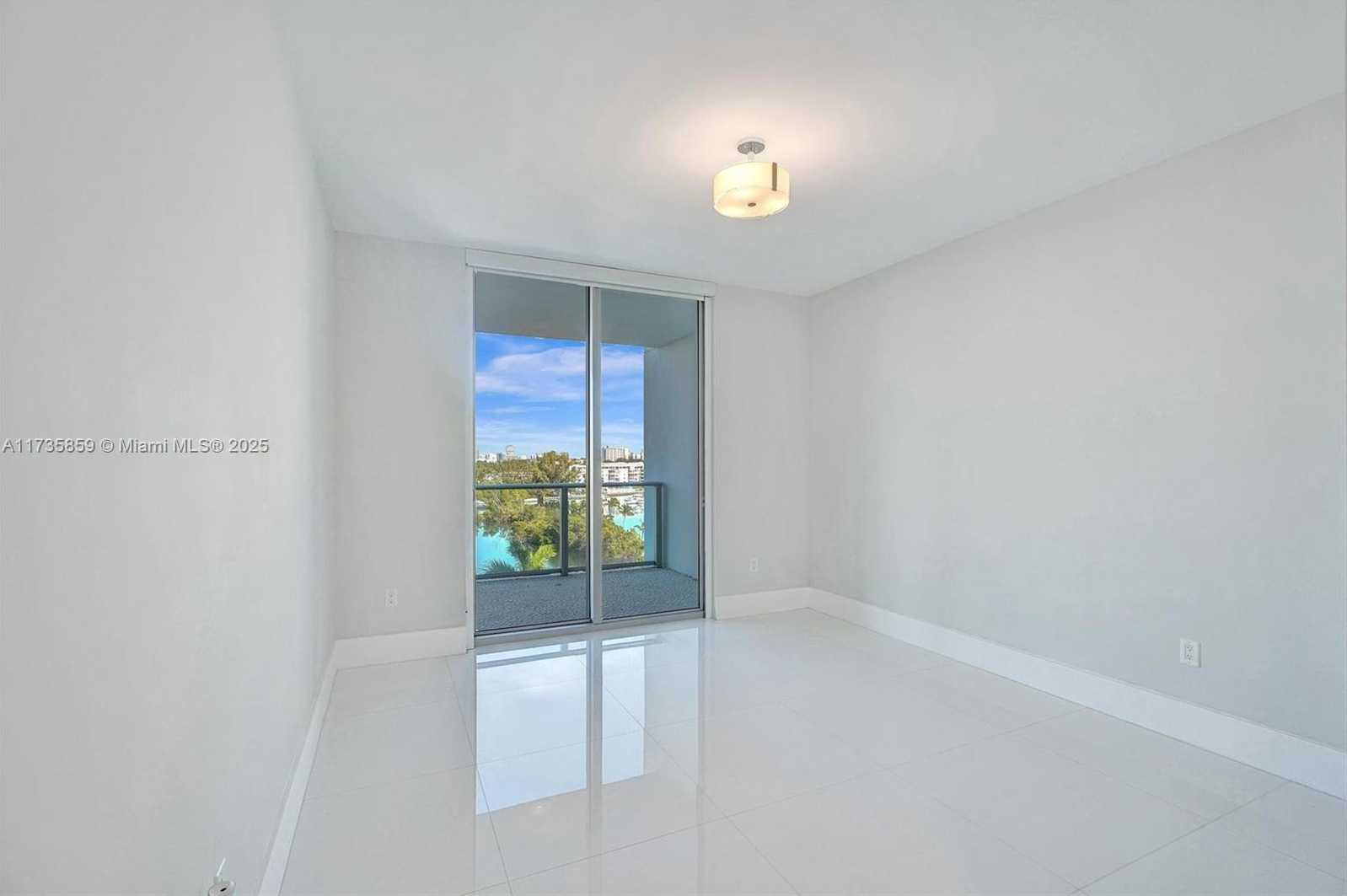 Small Image of 17301 BISCAYNE BLVD #708, North Miami Beach Number 18