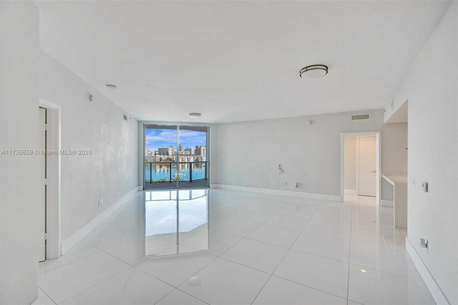 Small Image of 17301 BISCAYNE BLVD #708, North Miami Beach Number 2