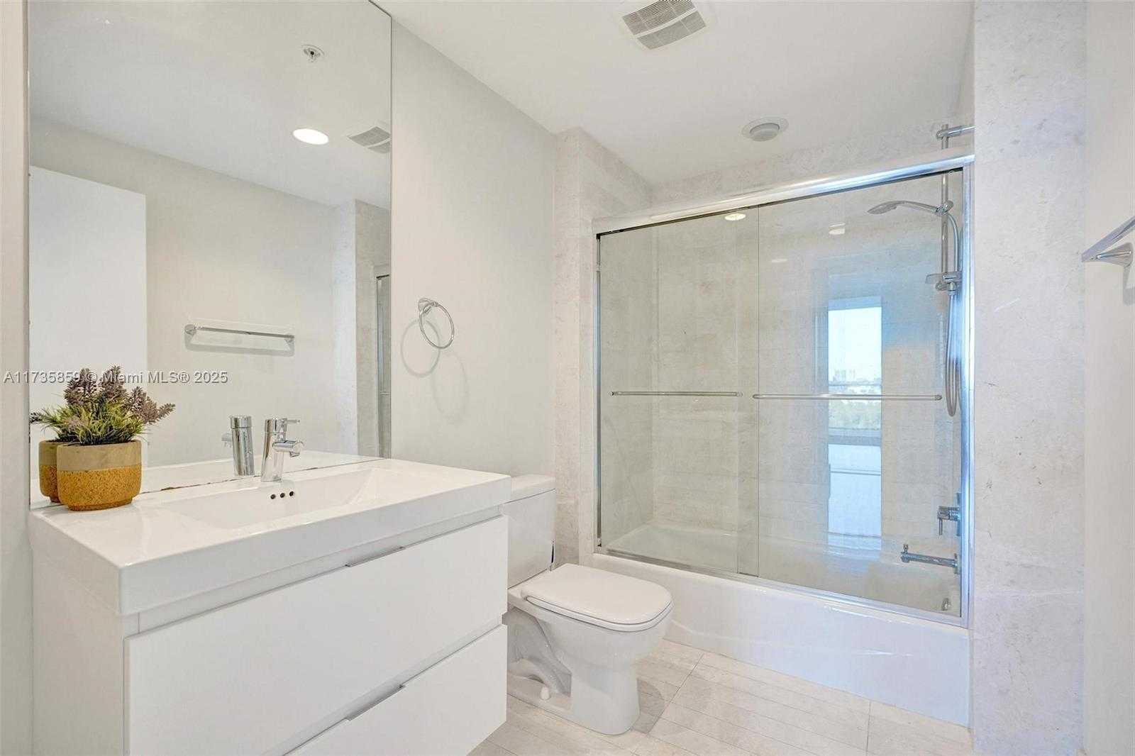 Small Image of 17301 BISCAYNE BLVD #708, North Miami Beach Number 20