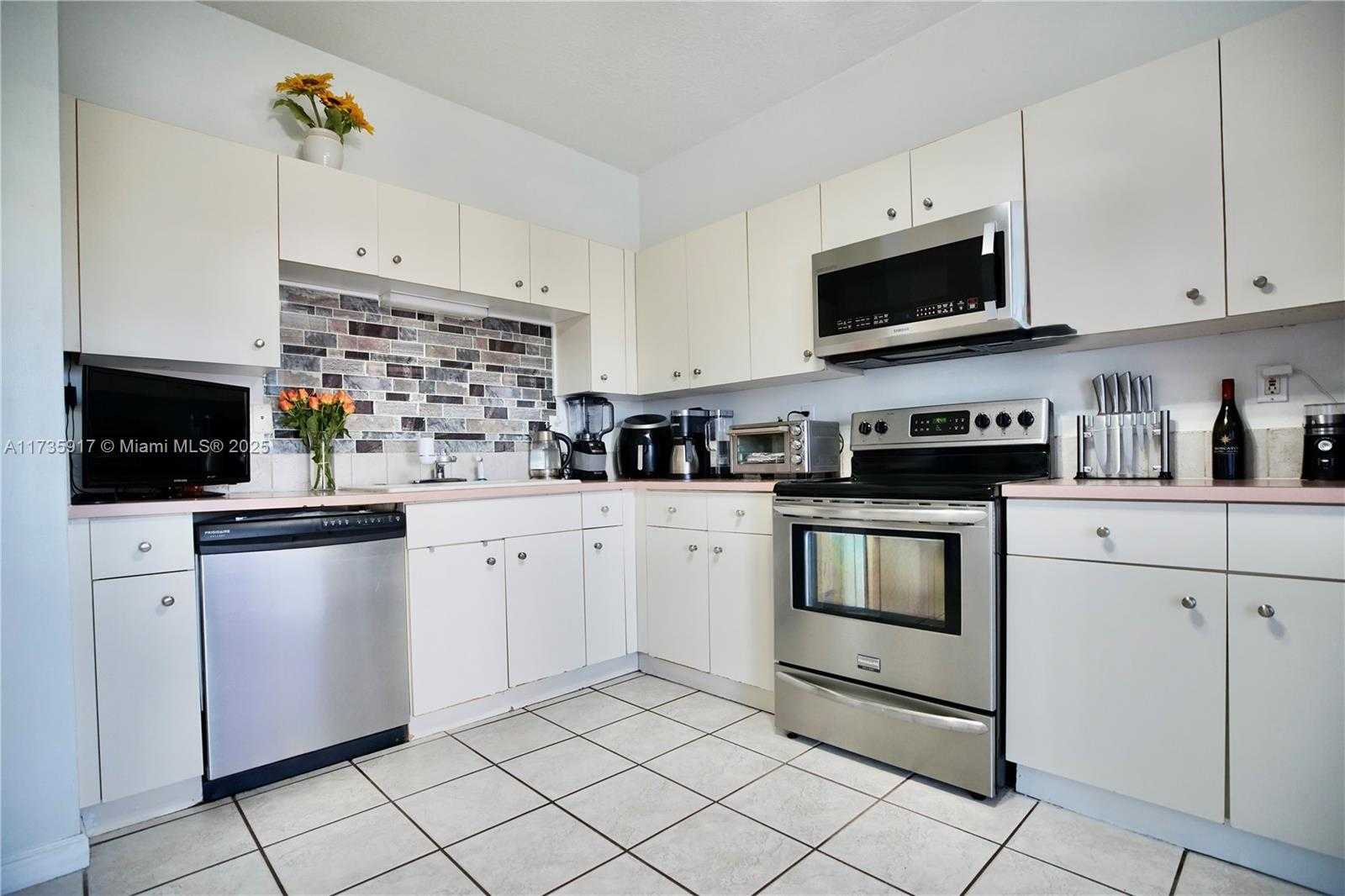 Small Image of 12859 SOUTH WEST 49TH CT, Miramar Number 3