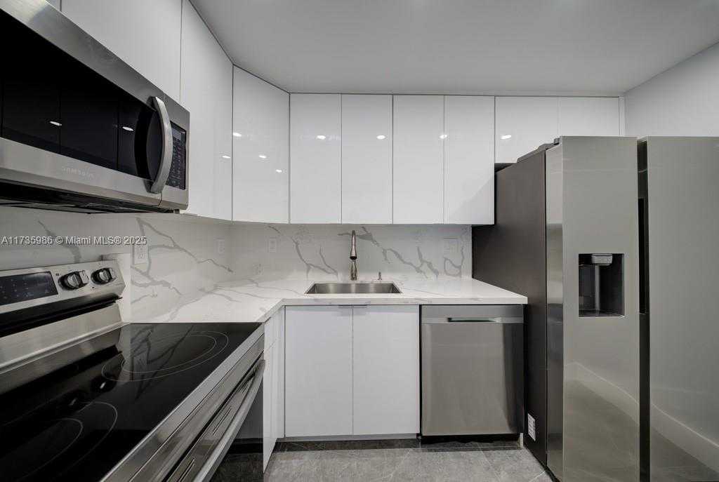 Small Image of 2899 COLLINS AVE #1203, Miami Beach Number 11