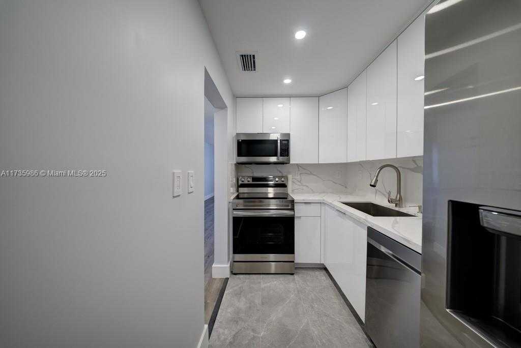 Small Image of 2899 COLLINS AVE #1203, Miami Beach Number 12