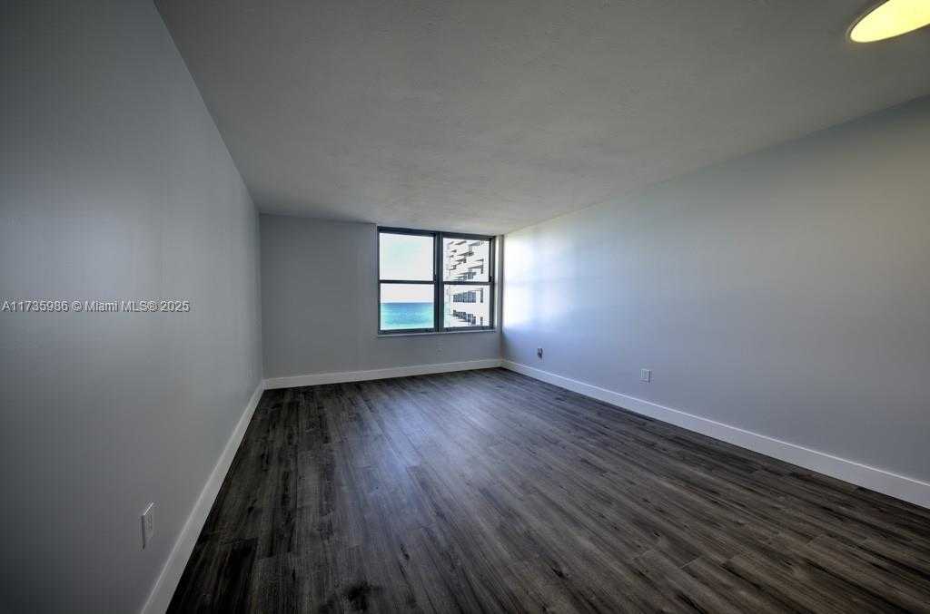 Small Image of 2899 COLLINS AVE #1203, Miami Beach Number 13