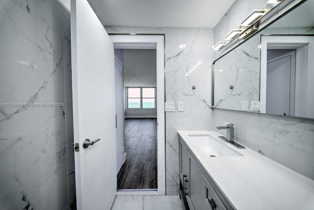 Small Image of 2899 COLLINS AVE #1203, Miami Beach Number 15