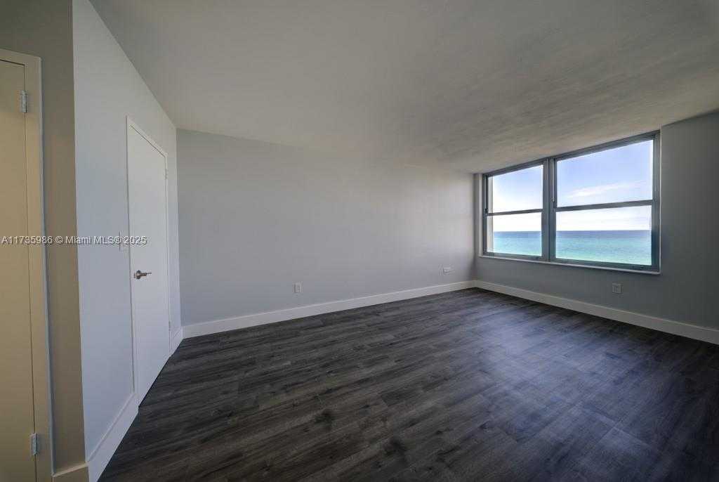 Small Image of 2899 COLLINS AVE #1203, Miami Beach Number 17