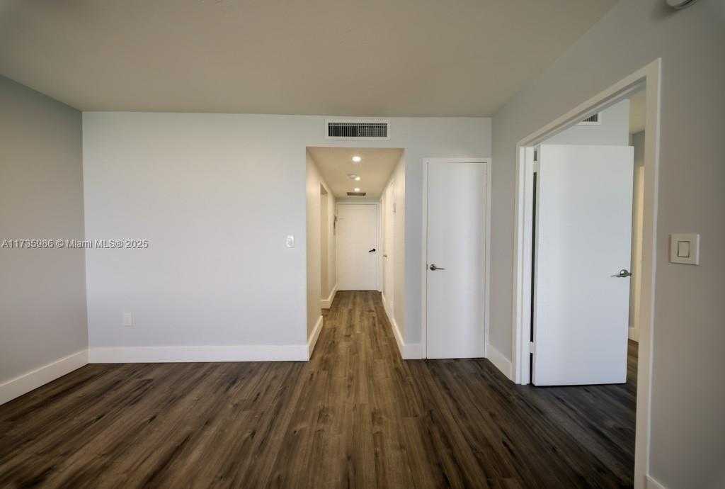 Small Image of 2899 COLLINS AVE #1203, Miami Beach Number 18