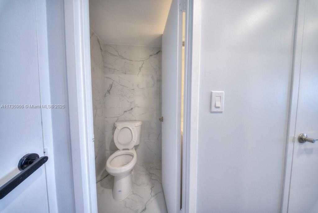 Small Image of 2899 COLLINS AVE #1203, Miami Beach Number 19