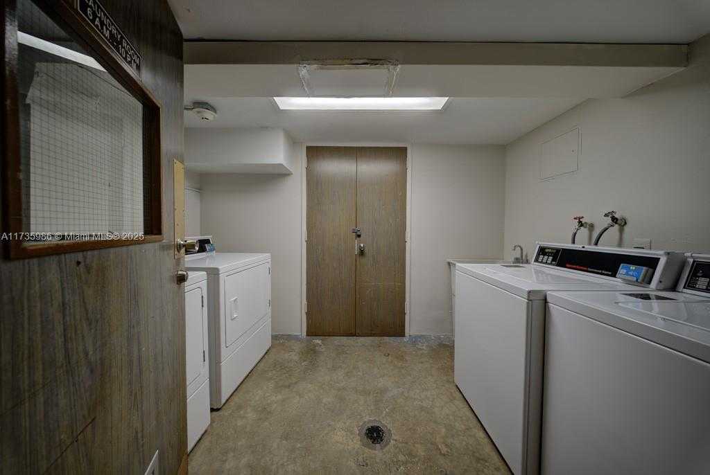 Small Image of 2899 COLLINS AVE #1203, Miami Beach Number 21