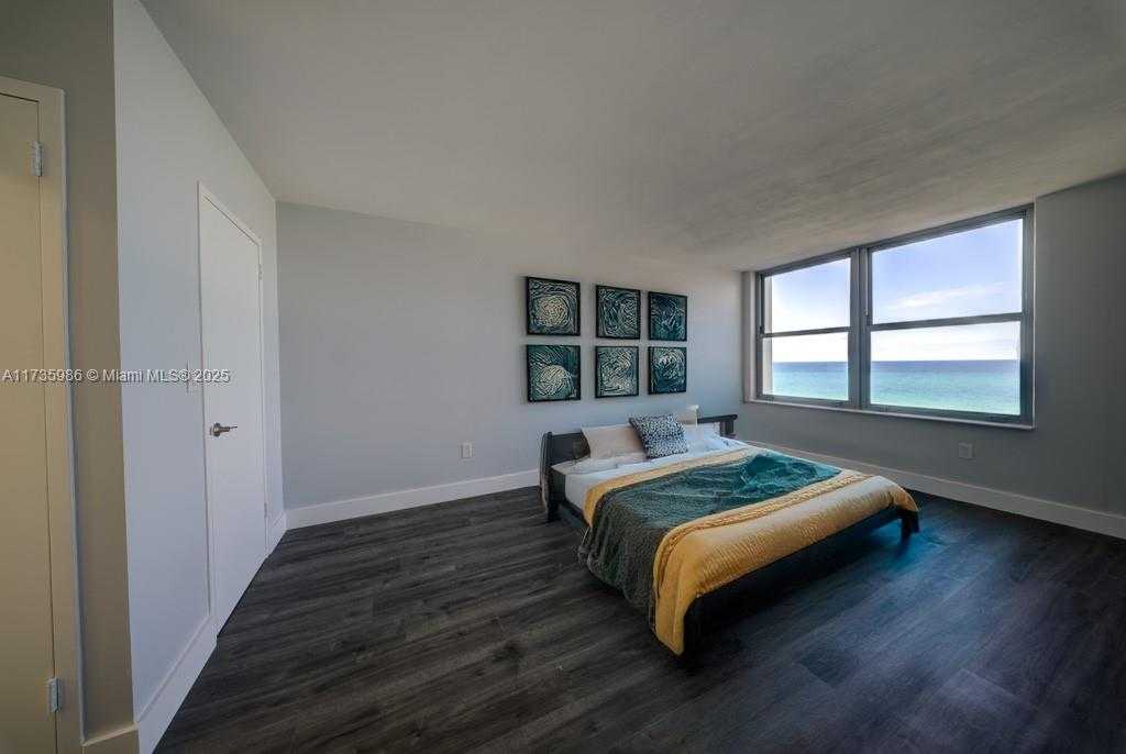 Small Image of 2899 COLLINS AVE #1203, Miami Beach Number 5