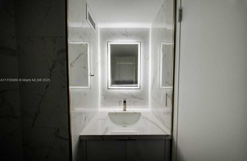 Small Image of 2899 COLLINS AVE #1203, Miami Beach Number 9