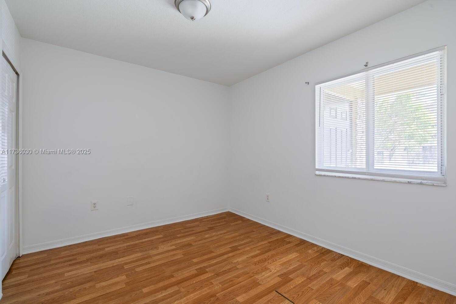 Small Image of 940 NE 33rd Terrace, Homestead, FL 33033, USA Number 10