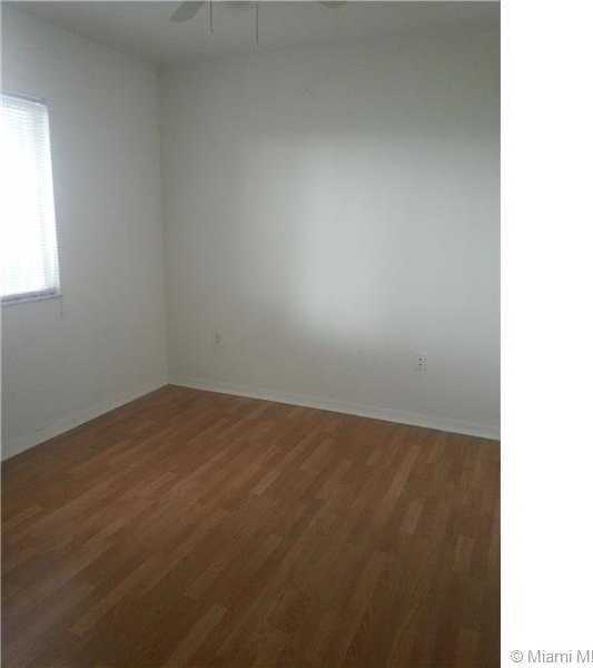Small Image of 940 NE 33rd Terrace, Homestead, FL 33033, USA Number 5