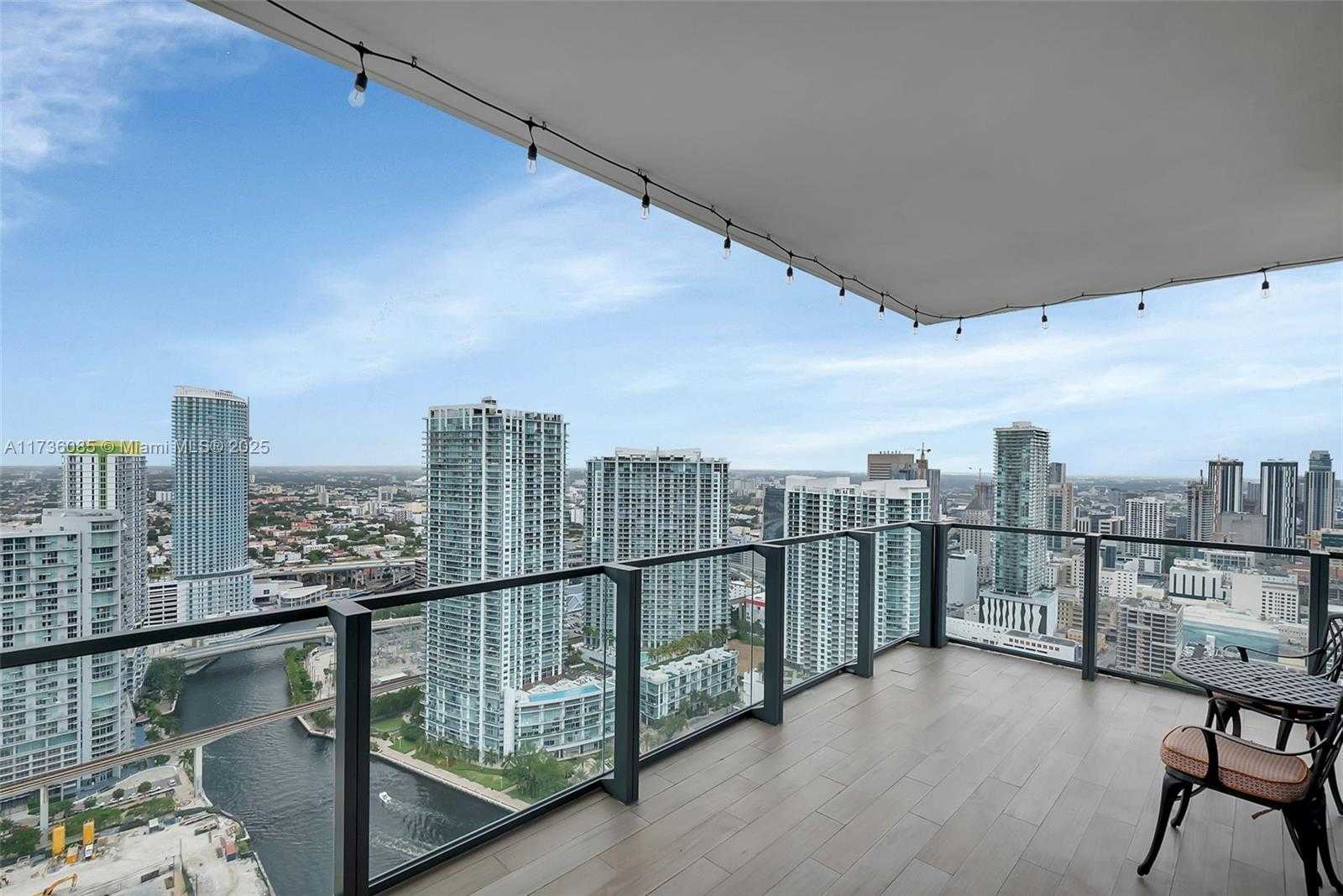 Small Image of 68 SE 6th St, Miami, FL 33131, USA Number 15