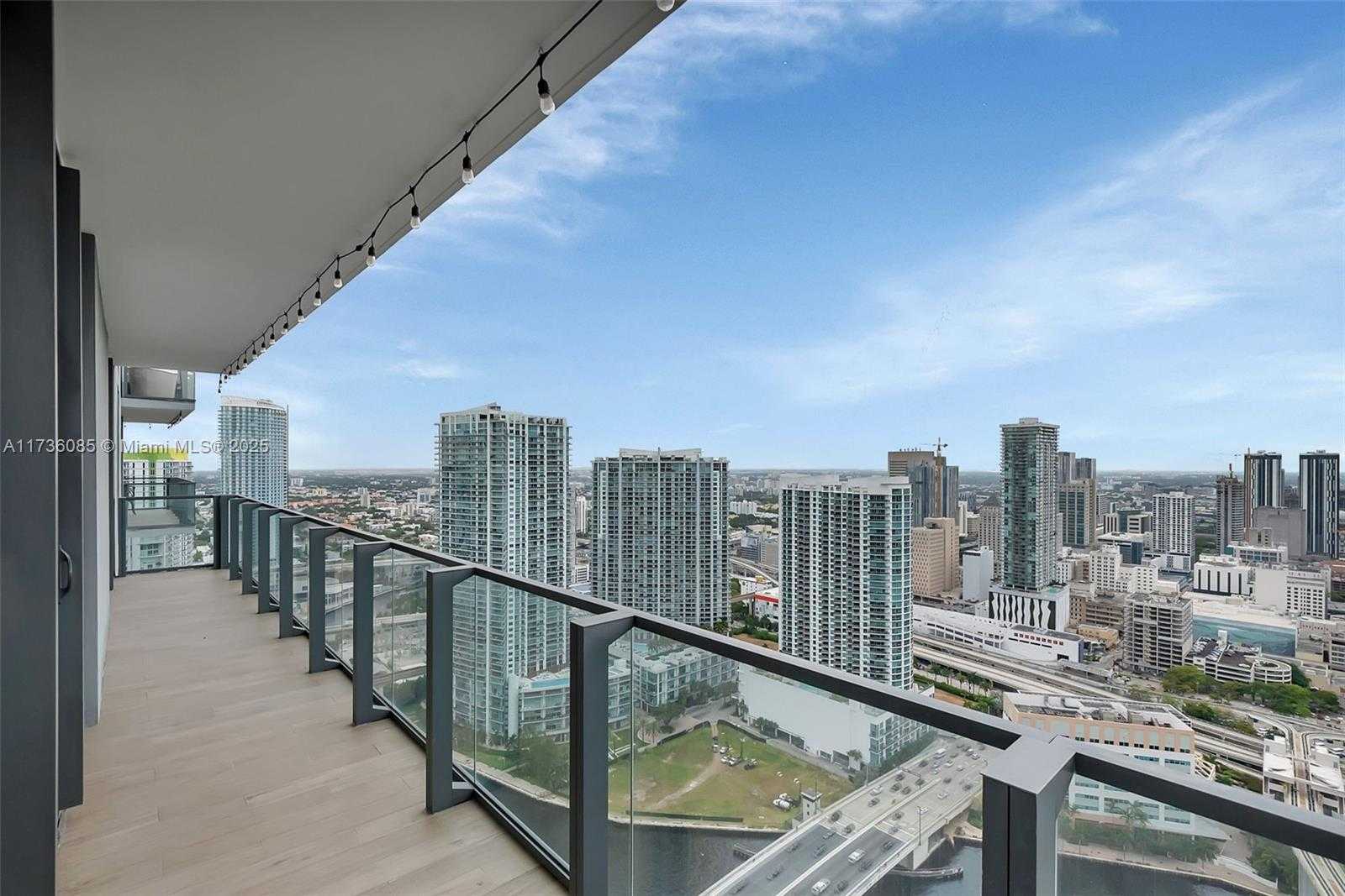 Small Image of 68 SE 6th St, Miami, FL 33131, USA Number 24