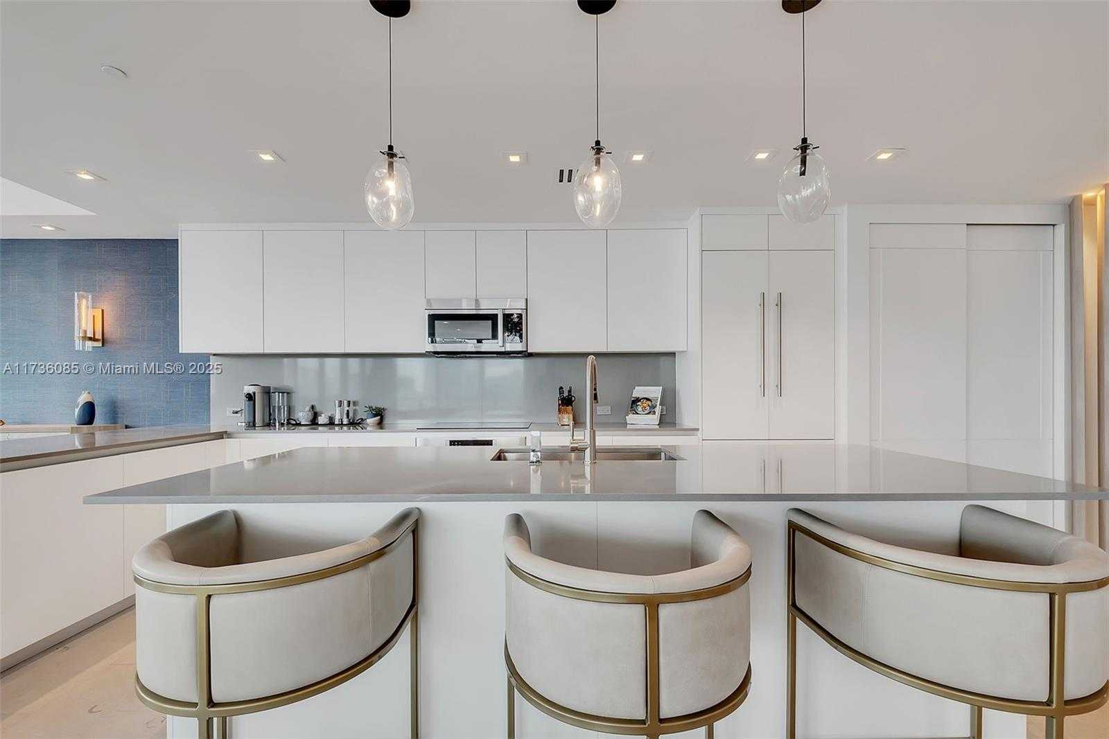 Small Image of 68 SE 6th St, Miami, FL 33131, USA Number 28