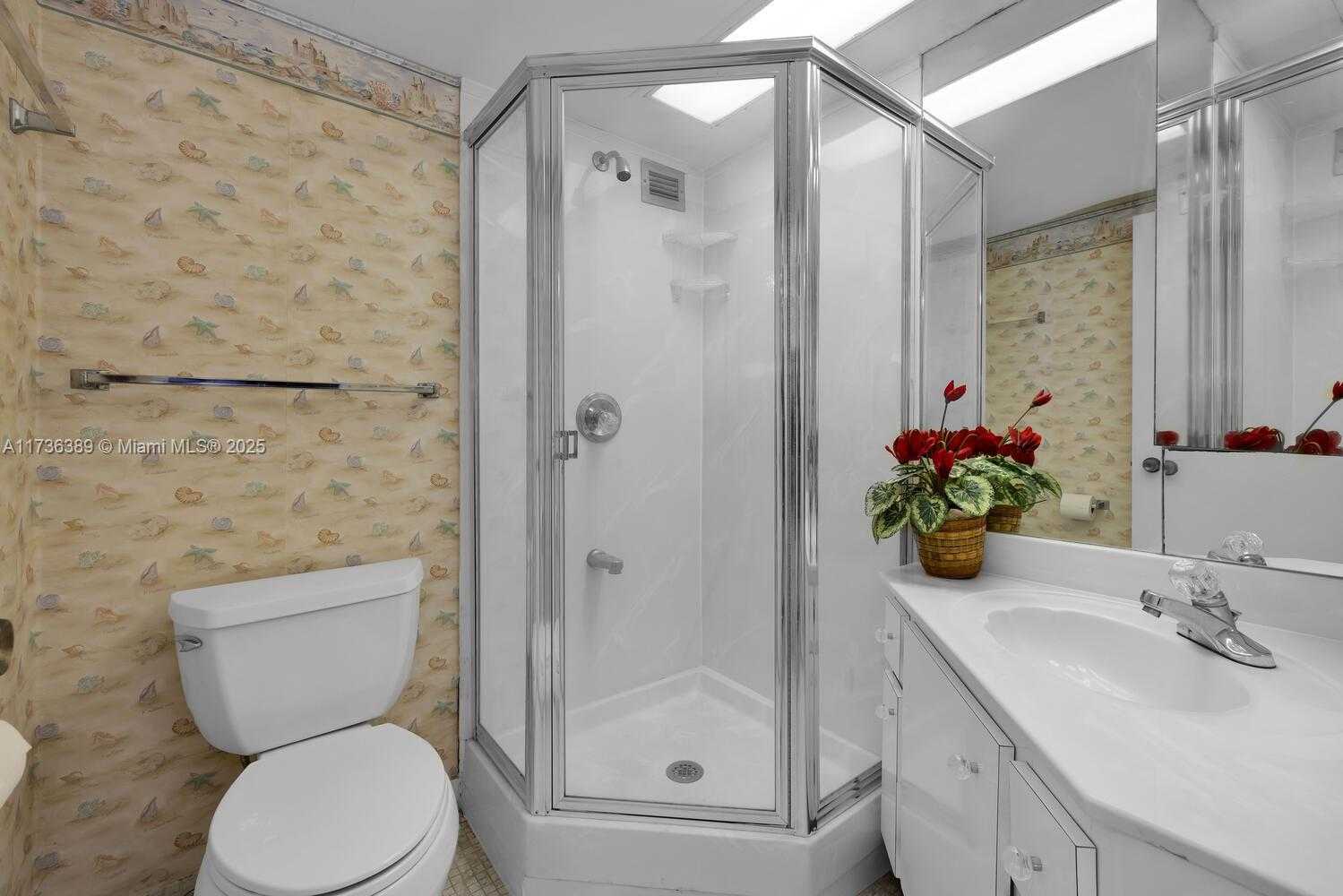Small Image of 5401 COLLINS AVE #1412, Miami Beach Number 6