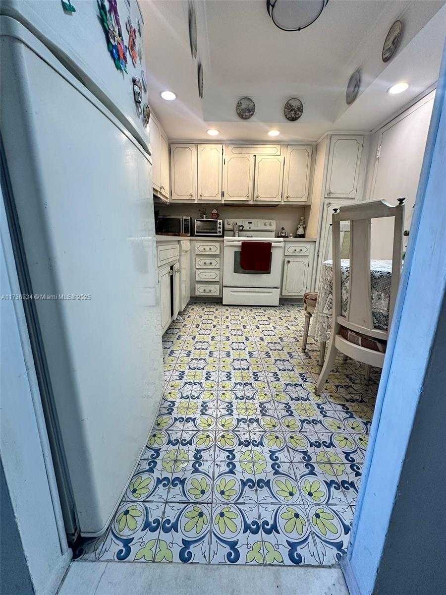 Small Image of 427 GOLDEN ISLES DR #7E, Hallandale Beach Number 10