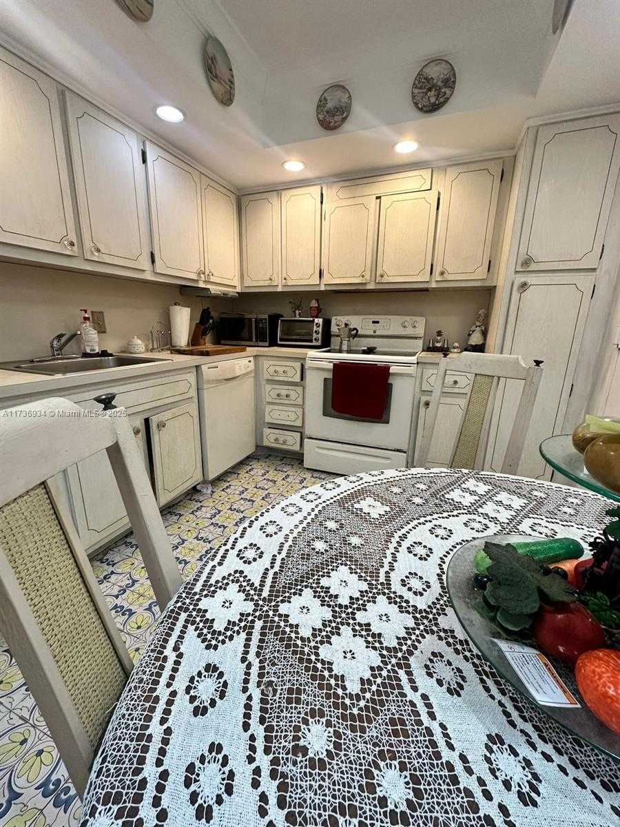 Small Image of 427 GOLDEN ISLES DR #7E, Hallandale Beach Number 11