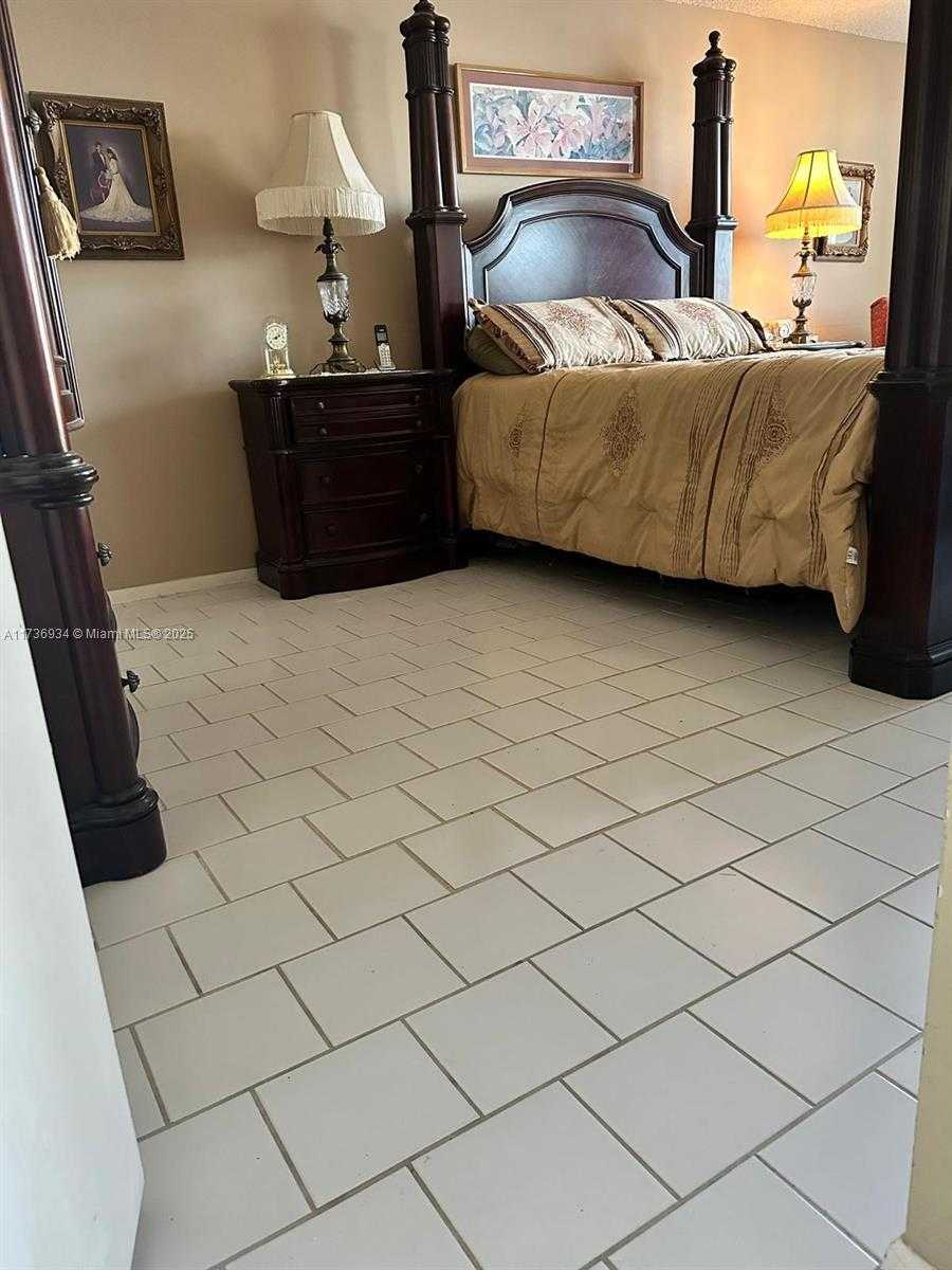 Small Image of 427 GOLDEN ISLES DR #7E, Hallandale Beach Number 13