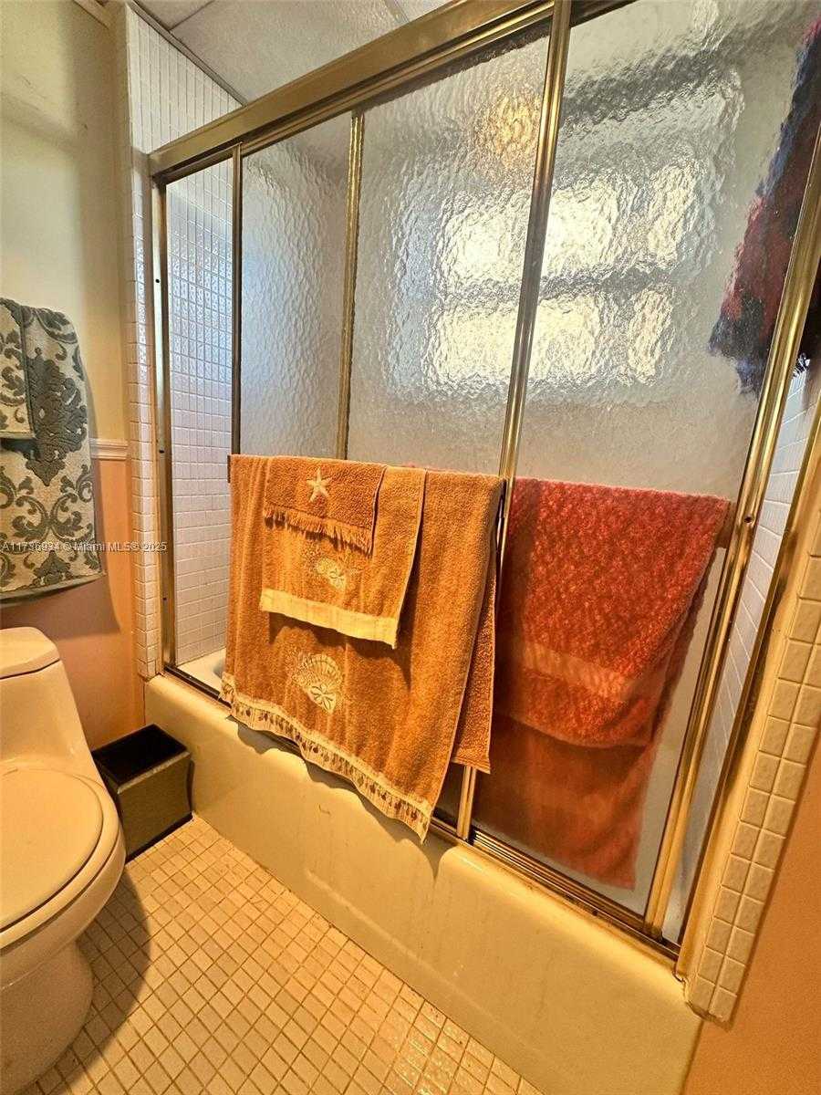 Small Image of 427 GOLDEN ISLES DR #7E, Hallandale Beach Number 18