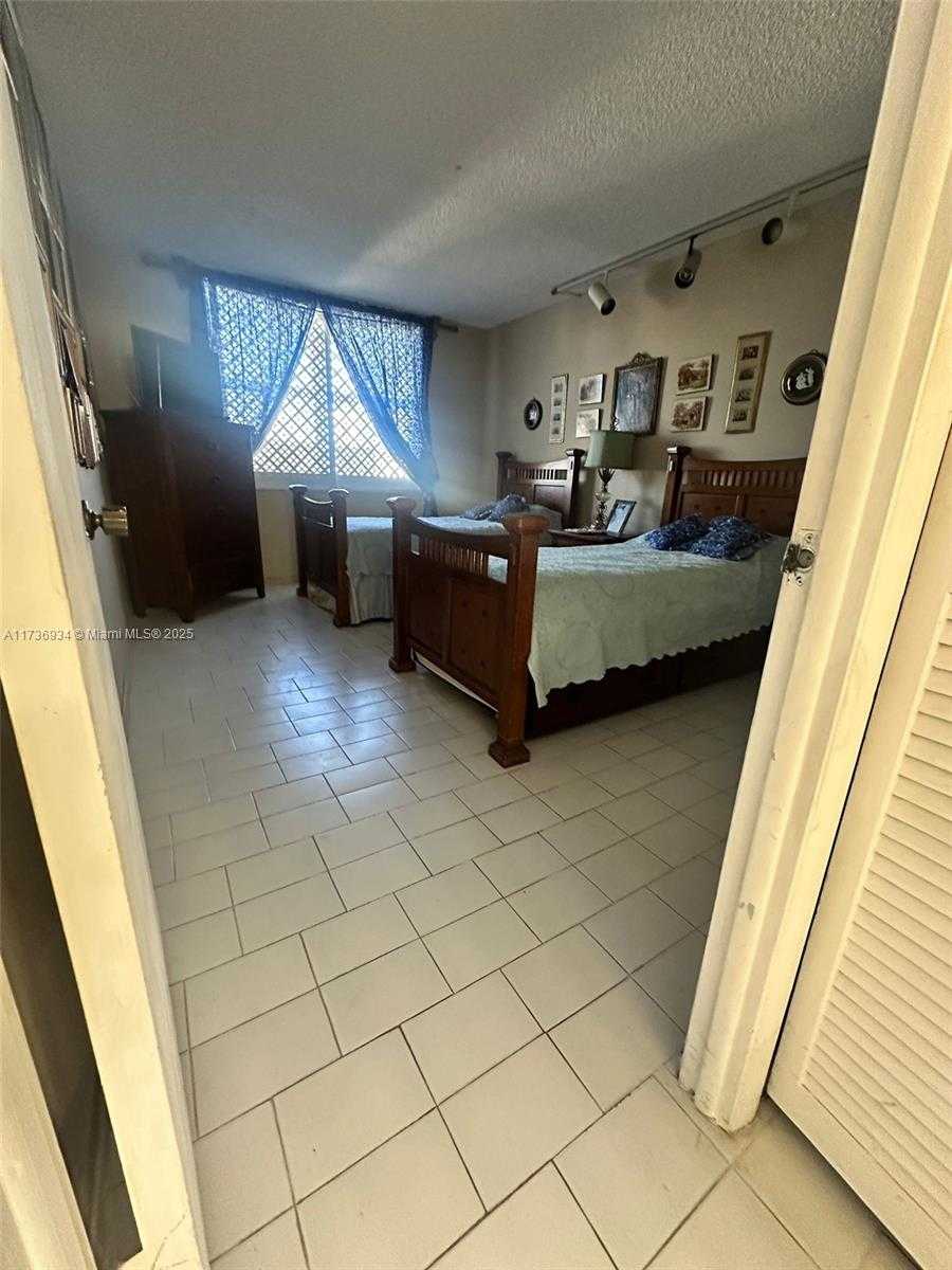 Small Image of 427 GOLDEN ISLES DR #7E, Hallandale Beach Number 19