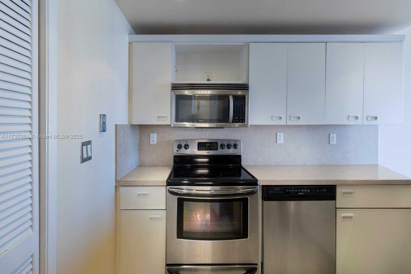 Small Image of 1581 BRICKELL AVE #1408, Miami Number 4
