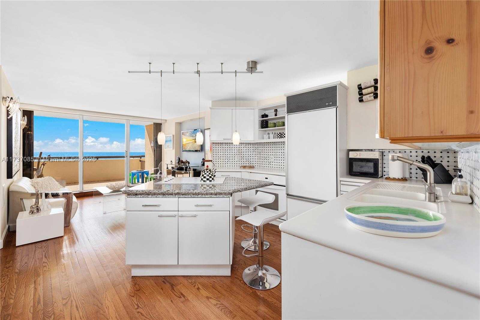Small Image of 2555 COLLINS AVE #607, Miami Beach Number 21