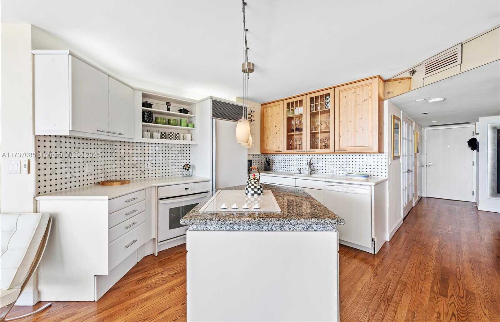 Small Image of 2555 COLLINS AVE #607, Miami Beach Number 27