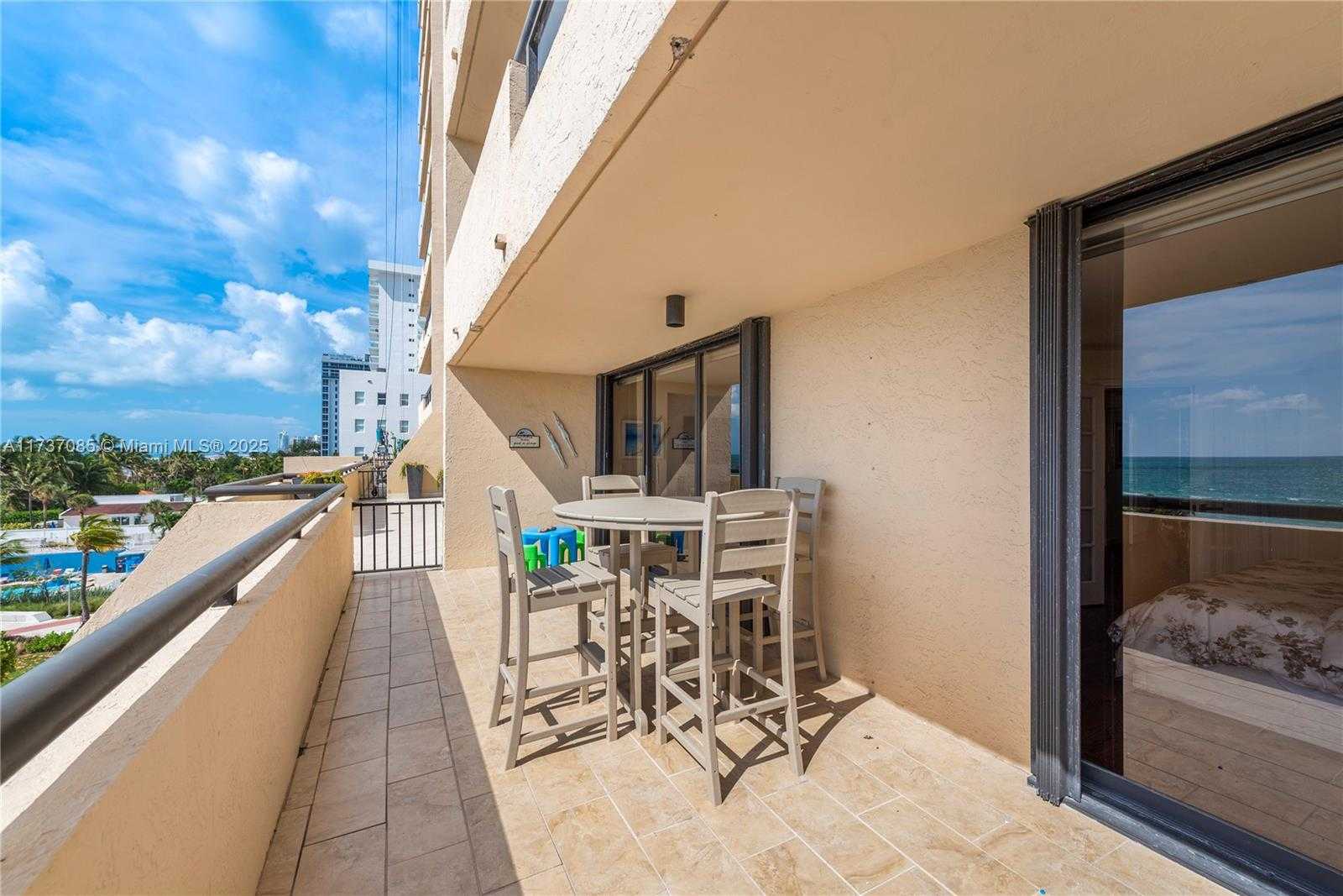 Small Image of 2555 COLLINS AVE #607, Miami Beach Number 4