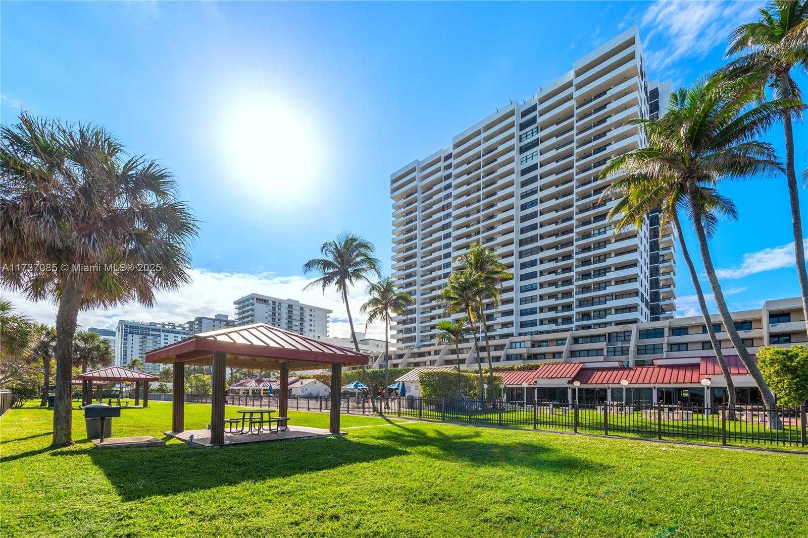 Small Image of 2555 COLLINS AVE #607, Miami Beach Number 76