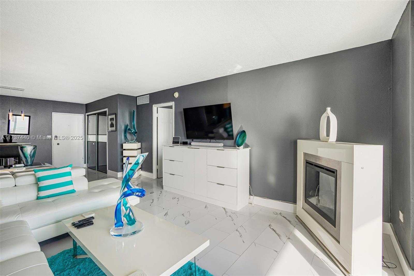 Small Image of 5555 COLLINS AVE #16L, Miami Beach Number 10
