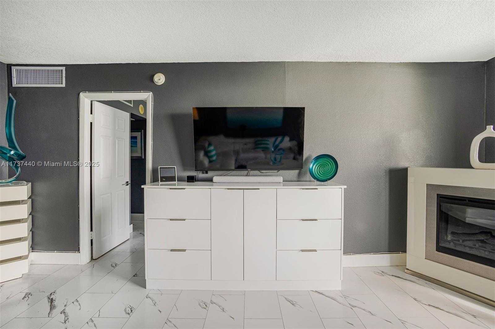 Small Image of 5555 COLLINS AVE #16L, Miami Beach Number 11