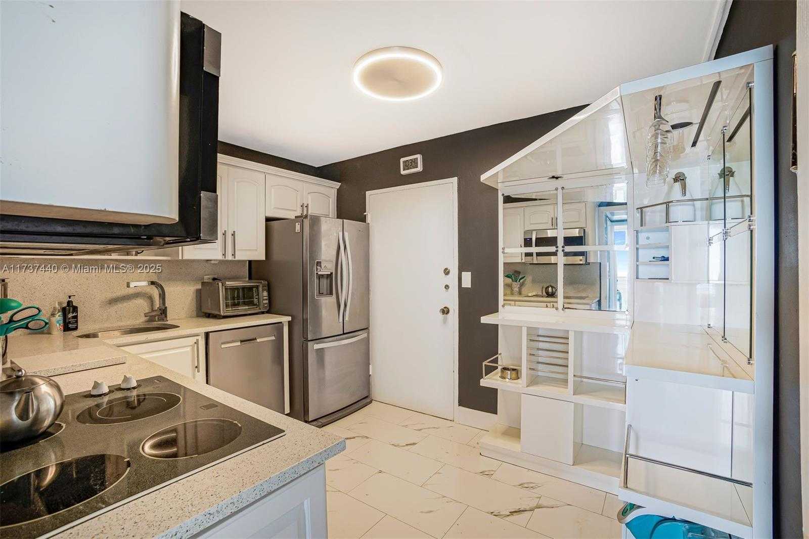 Small Image of 5555 COLLINS AVE #16L, Miami Beach Number 16