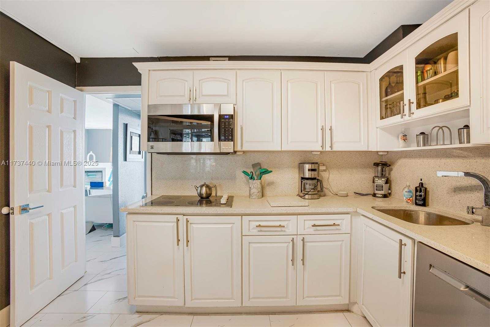 Small Image of 5555 COLLINS AVE #16L, Miami Beach Number 18