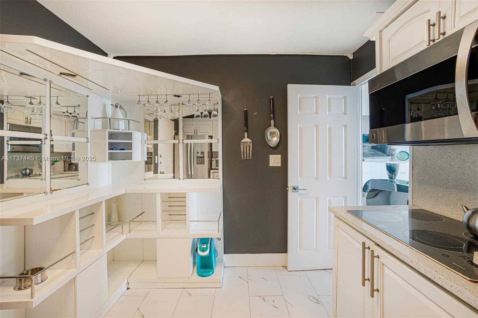 Small Image of 5555 COLLINS AVE #16L, Miami Beach Number 19