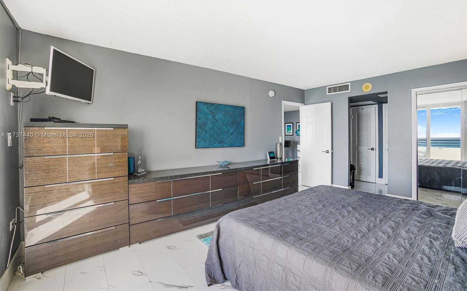 Small Image of 5555 COLLINS AVE #16L, Miami Beach Number 24