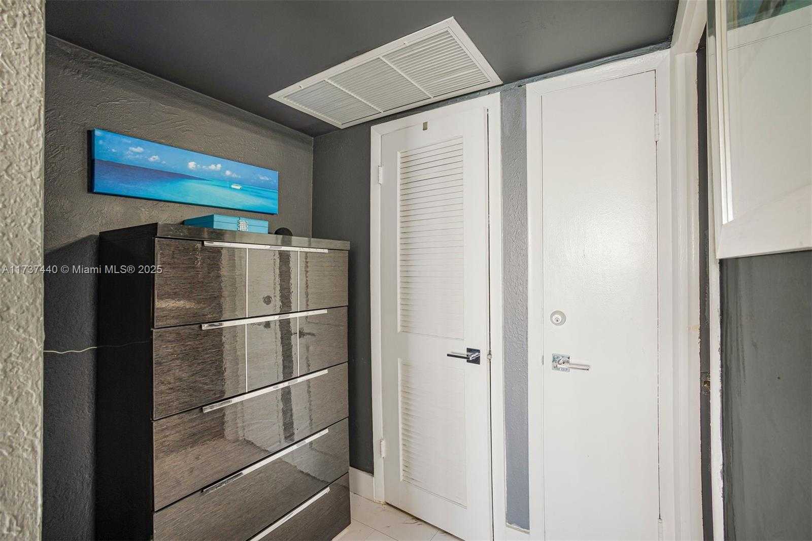 Small Image of 5555 COLLINS AVE #16L, Miami Beach Number 25