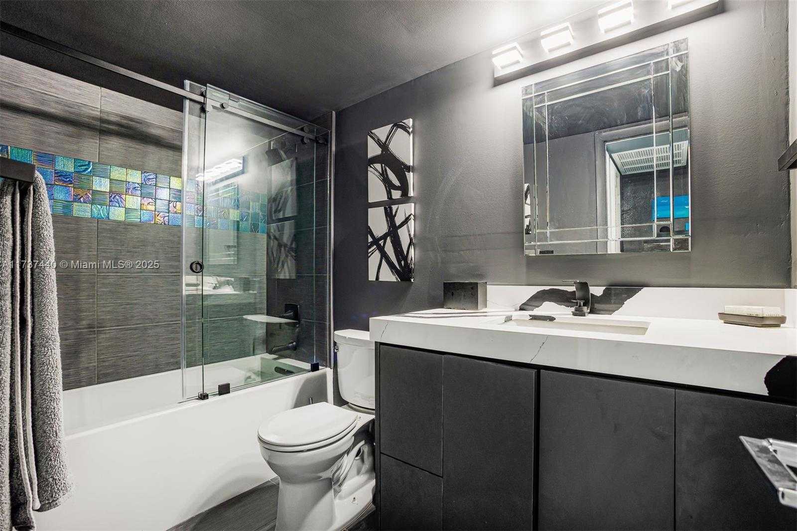 Small Image of 5555 COLLINS AVE #16L, Miami Beach Number 27