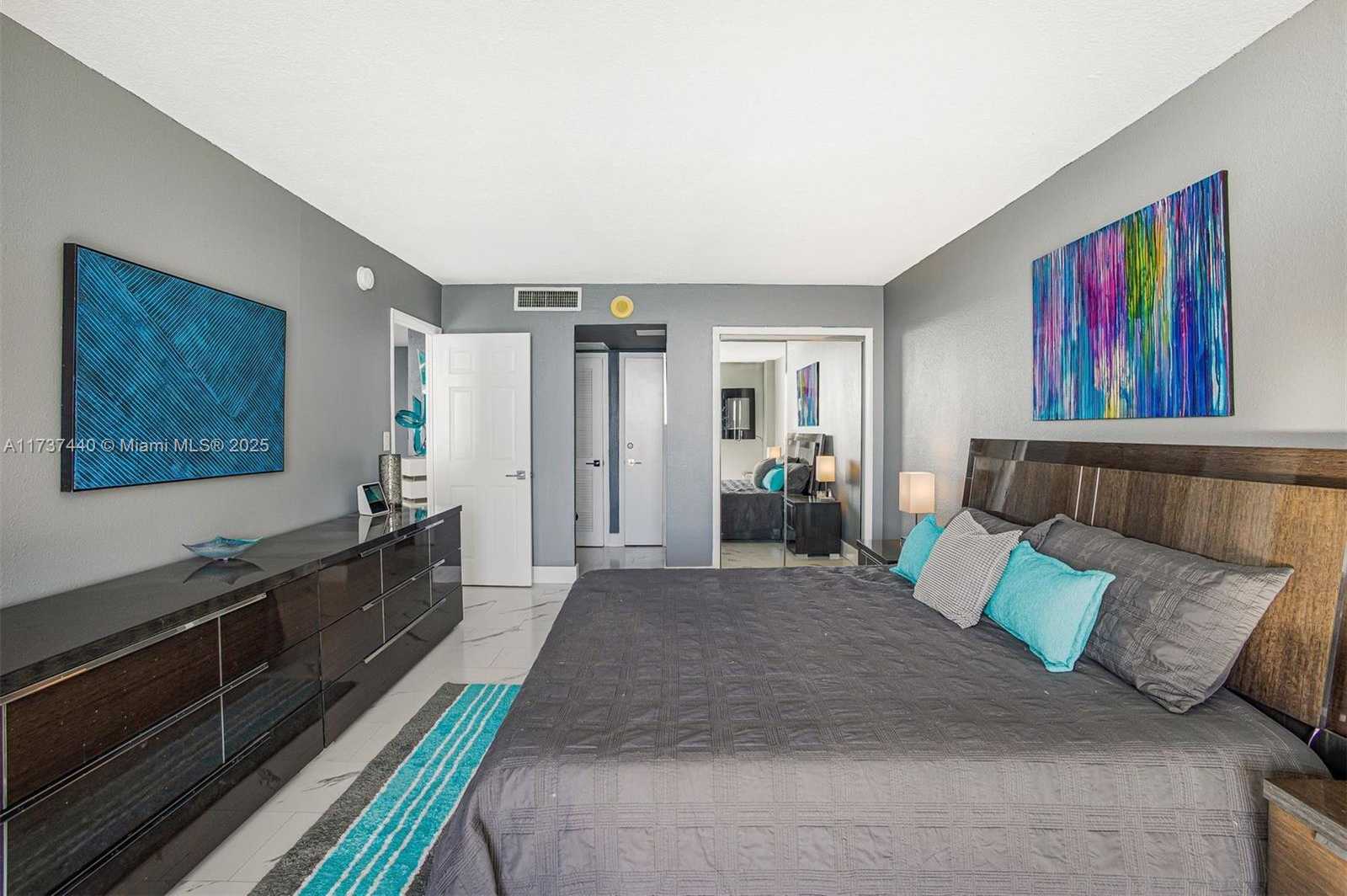 Small Image of 5555 COLLINS AVE #16L, Miami Beach Number 38